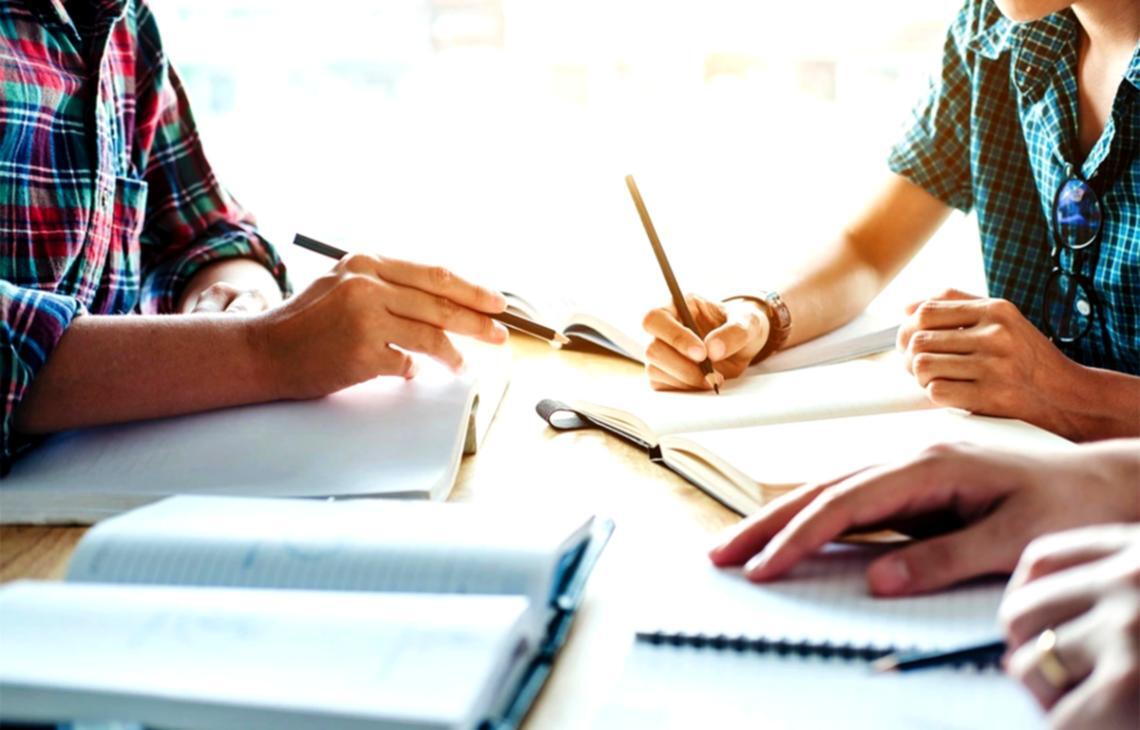 Espace de travail moderne avec outils de planification financière